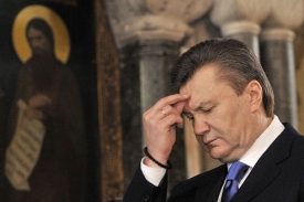 Janukovyč během nedělní děkovné mše.